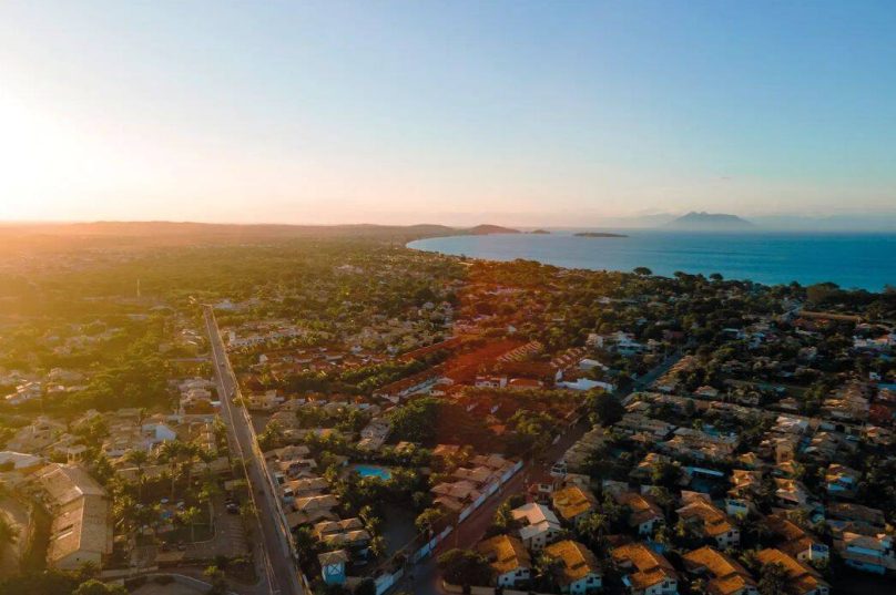 Vista aérea de Búzios, refletindo o crescimento populacional e a expansão urbana da cidade nos últimos anos.
Tauanã Guarino / Prensa de Babel