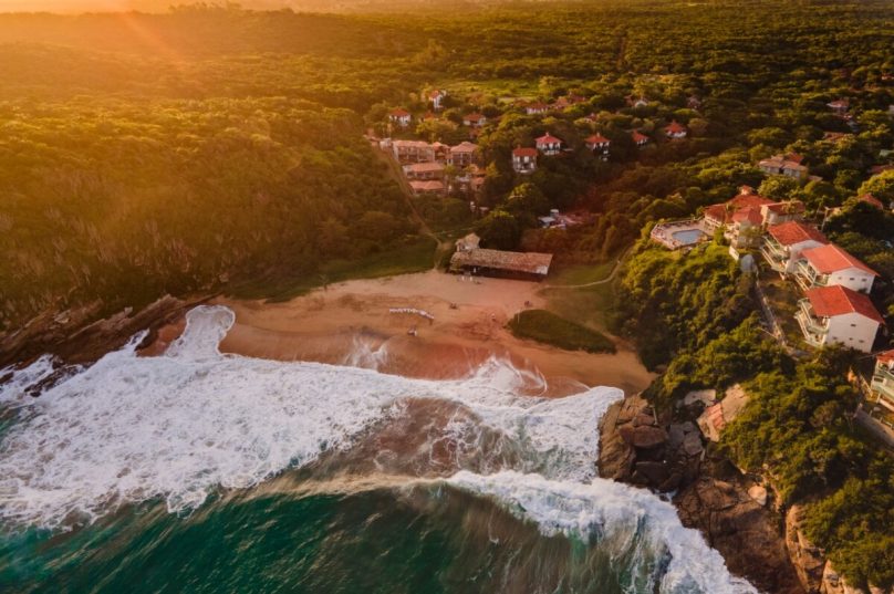 O Hotel Búzios Espiritualidade tem quatro estrelas e fica em Búzios
