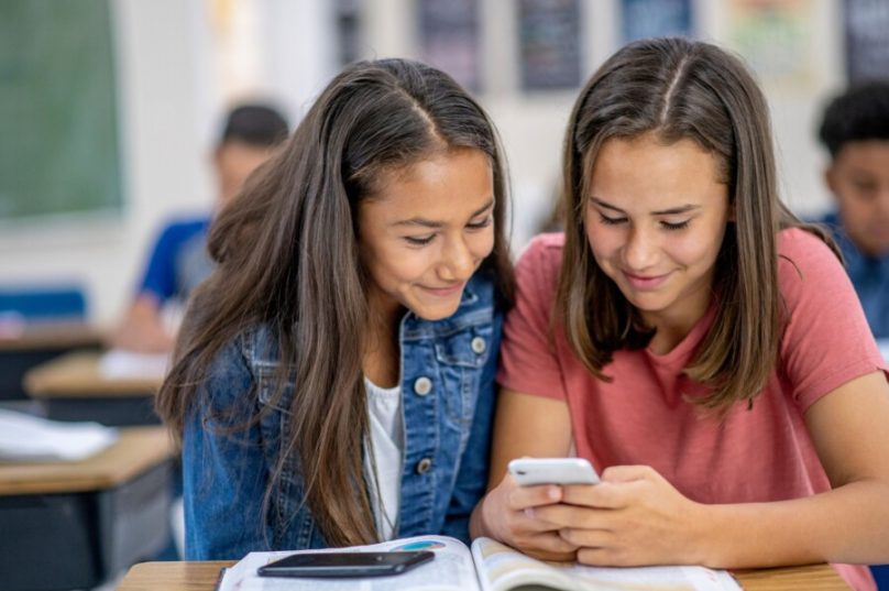 A rede pública de Rio das Ostras adotará restrições ao uso de celulares nas escolas, seguindo a Lei nº 15.100. Medida visa melhorar a aprendizagem e promover o uso responsável da tecnologia / foto divulgação