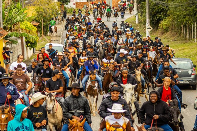 Cavaleiros participam da Cavalgada da Independência em São Pedro da Aldeia.
