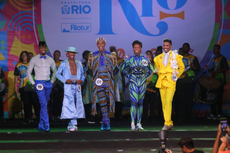 CORTE REAL RIO Danilo Vieira e Caroline Xavier são eleitos Rei Momo e Rainha da Corte Real do Carnaval 2026 no Rio de Janeiro / foto divulgação