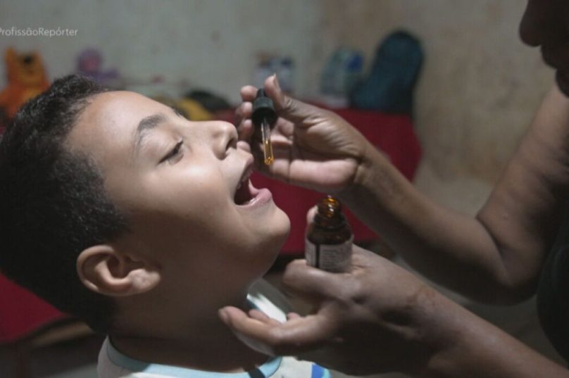 Ítalo, de 5 anos, tem autismo e faz tratamento com Cannabis medicinal na rede de saúde pública de Búzios - Imagem Profissão repórter (Globo)