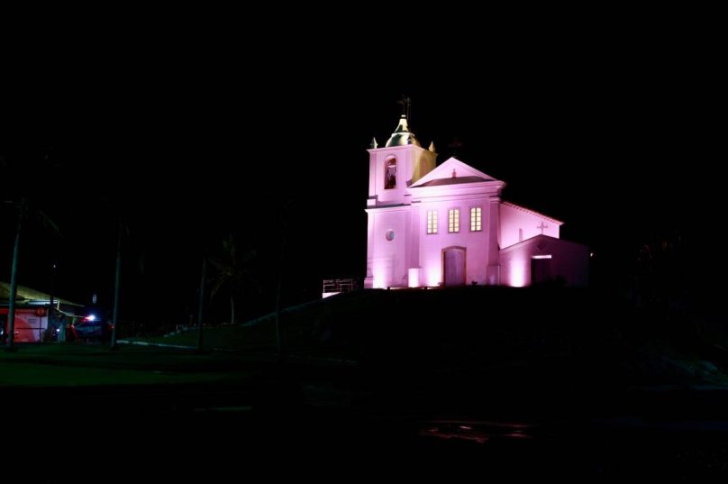 Capela de São João Batista é iluminada de lilás no Agosto Lilás em Casimiro, reforçando combate à violência contra a mulher / foto Vitor Nantes