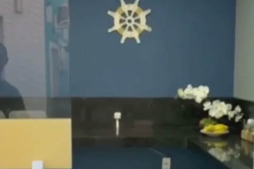 Viatura da Polícia Civil durante operação que investiga esquema de lavagem de dinheiro.