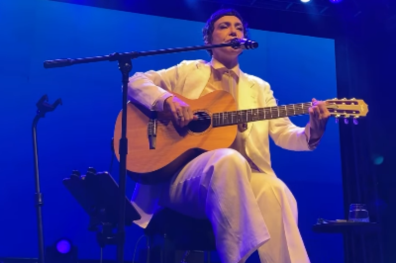 Adriana Calcanhotto durante apresentação de voz e violão no MPBúzios 2026, na Praça Dona Dita, em Búzios.