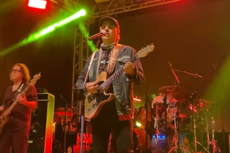 Zeca Baleiro durante apresentação no MPBúzios 2026, na Praça Dona Dita, em Búzios.