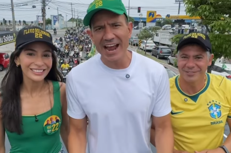 Douglas Ruas participa de carreata política em Cabo Frio ao lado de Dr. Serginho e Dra. Gabriela durante campanha de Flávio Bolsonaro.
