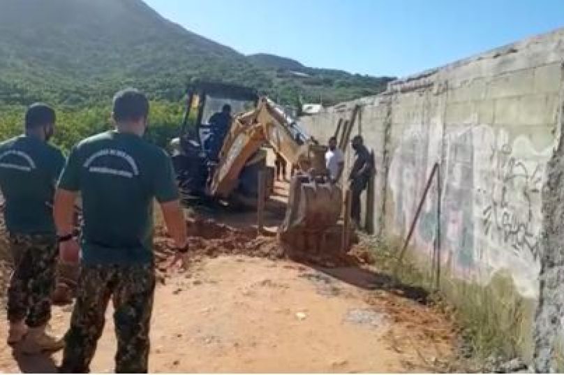 Operação da Secretaria de Meio Ambiente de Búzios. Imagem: Prensa de Babel