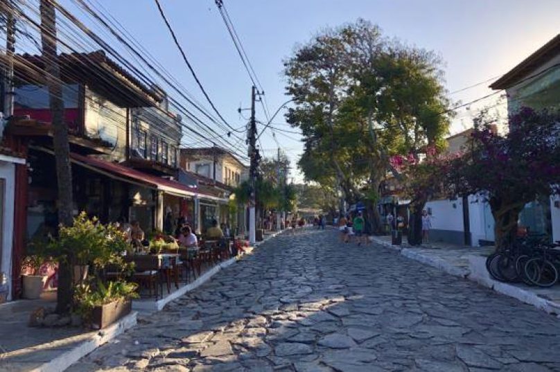 Rua das Pedras, principal centro comercial de Búzios. Imagem: Reprodução/ Matheus Coutinho