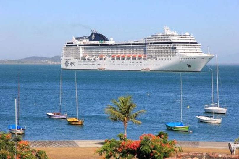 MSC Orchestra ancorado em Búzios. Imagem: Reprodução (Foto: Halley P.de Oliveira)