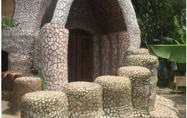 A casa sustentável foi construída pelo casal Esther e Diego, junto com alguns amigos. O "Domo" fica localizado na Rasa, em Búzios. Imagem: Karen Novais | Prensa de Babel