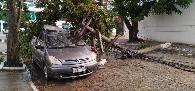 Poste desaba sobre carro em São Cristóvão durante tempestade em Cabo Frio, destacando a precariedade das estruturas e a falta de manutenção preventiva - Foto Prensa de Babel