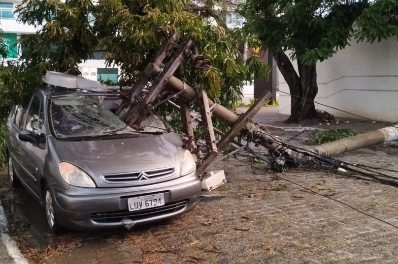 Poste desaba sobre carro em São Cristóvão durante tempestade em Cabo Frio, destacando a precariedade das estruturas e a falta de manutenção preventiva - Foto Prensa de Babel