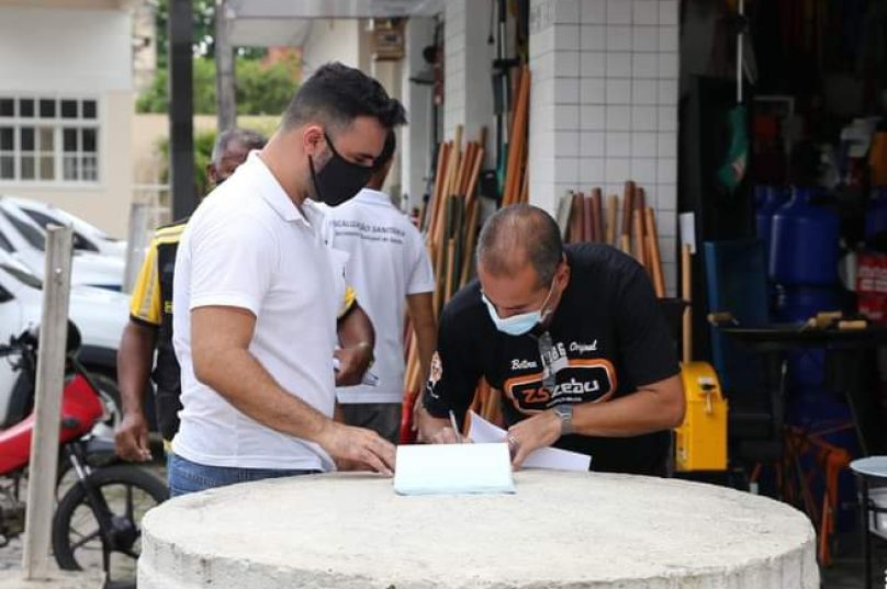 Fiscalização atuando na manhã de quarta-feira (10) no intuito de informar lojistas sobre o combate a COVID-19 | Imagem: Prefeitura Casimiro de Abreu. Rede Social