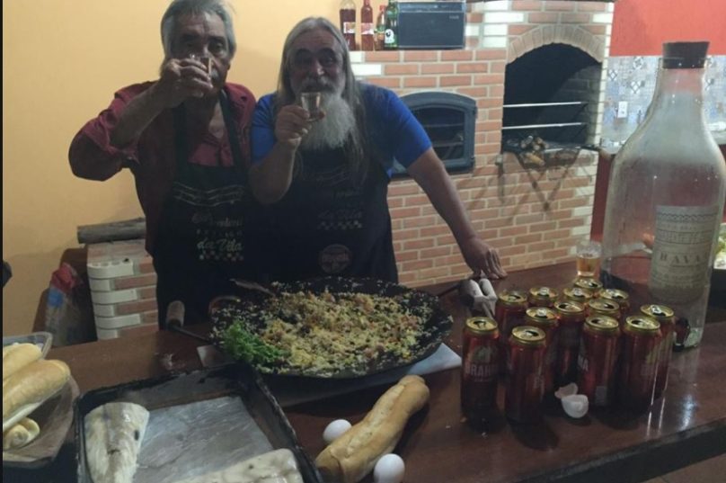 Os dois amigos já embriagado com o resultado da receita. Confira