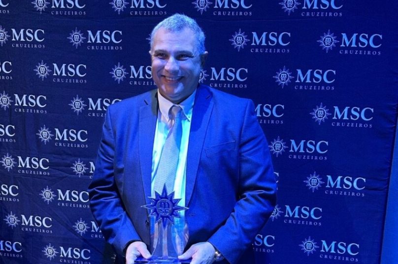 César Fernandes, CEO da Tour Shop, recebe premiação da MSC Cruzeiros a bordo do MSC Splendida, durante cerimônia de encerramento da temporada 2024/2025