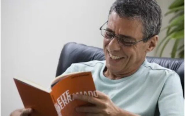 O penúltimo livro de Chico Buarque, Leite Derramado, que antecede O Irmão Alemão, mostra uma tradicional família brasileira de “linhagem nobre” portuguesa em toda sua ascensão e queda- Divulgação