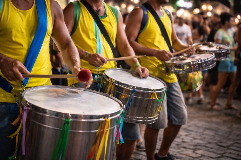 Bateria do bloco Chupa Mais Não Baba desfila pela Rua das Pedras, no centro de Búzios; grupos tradicionais saem na frente e anunciam horários do carnaval - Imagem ilustrativa Prensa de Babel
