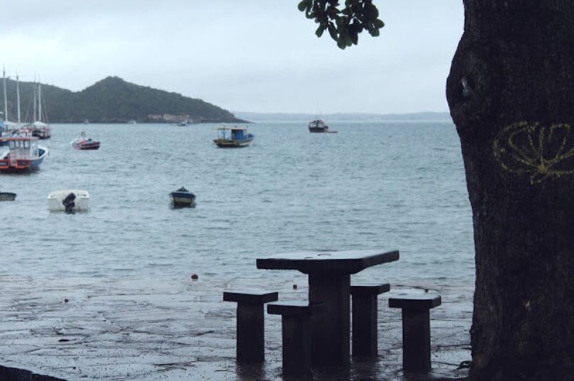 Praia da Armação, em Búzios com chuva / foto Camille pelo Mundo