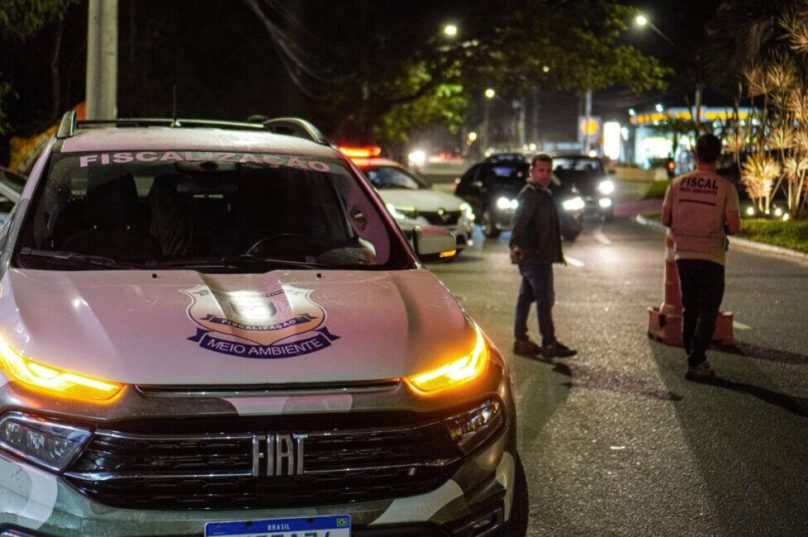 Cinco motos foram notificadas em Búzios durante operação contra escapamentos barulhentos. Fiscalização segue em pontos estratégicos / foto divulgação PMAB