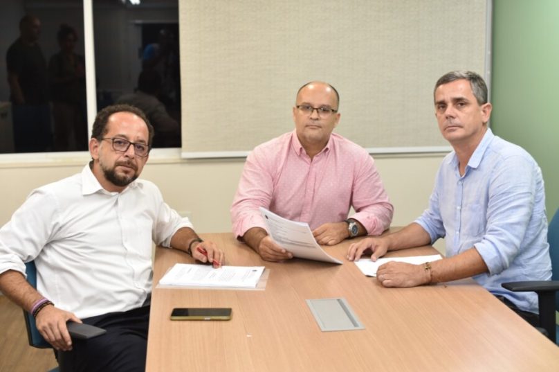 OS PROCURADORES RAMIRES VALLE E FABRÍCIO PORTO; E O PREFEITO FABIANO HORTA - FOTO: CLARILDO MENEZES