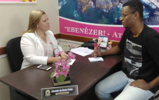 Nosso repórter Lucas D"Assunção entrevistando a vereadora de Cabo Frio