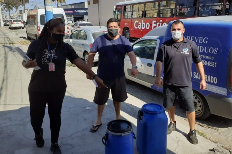 Coleta de óleo de cozinha usado arrecadado por associações de moradores. Imagem: Prolagos | Divulgação