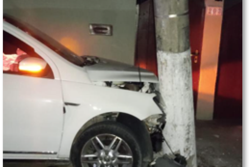 Colisão contra poste A