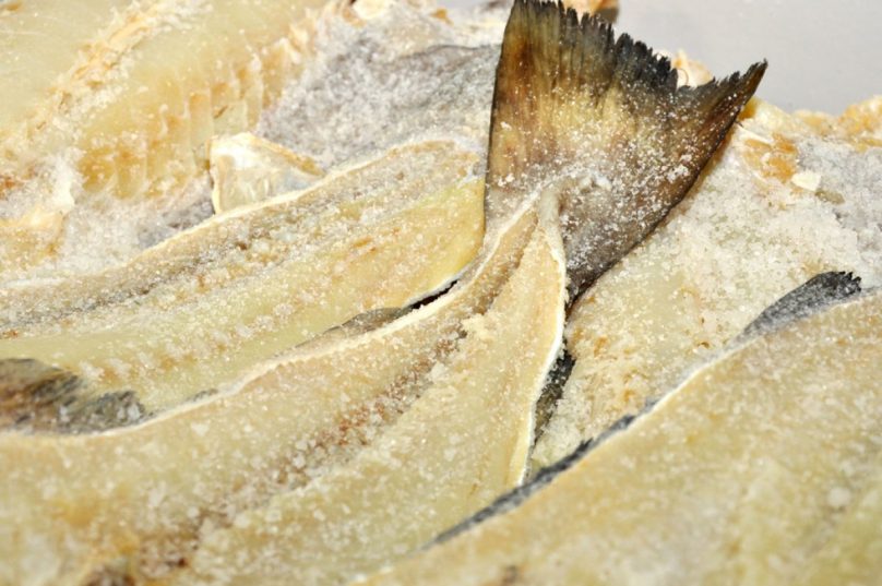 Bacalhau, peixe tradicional de ser consumido durante a Semana Santa. Imagem: Receitas Mais | Reprodução.