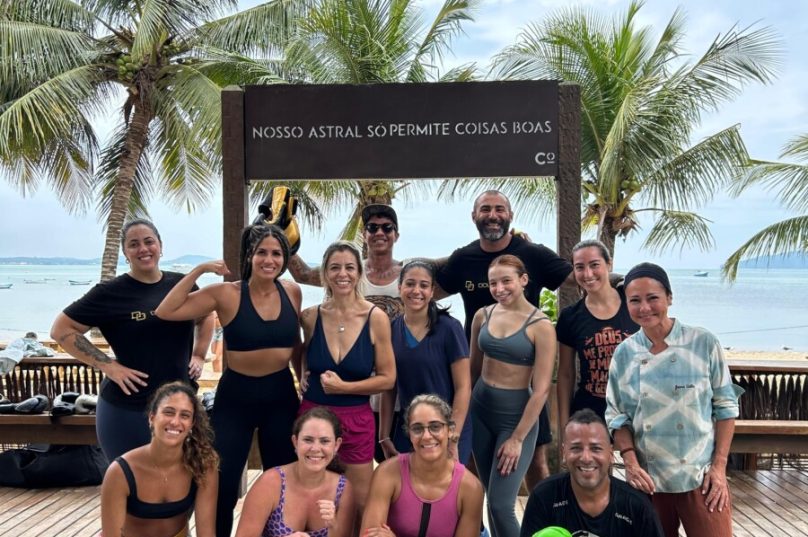 Participantes do evento de bem-estar em Búzios, com atividades de yoga, boxe funcional e imersão no gelo, promovendo saúde e conexão com a natureza / foto divulgação