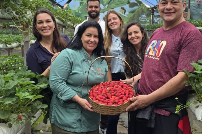 Durante a visita à Fazenda Heckert Flores, @jeffin_muniz_ e @mari_emmell, a “princesinha do agro”, ficaram absolutamente encantados com a beleza e a riqueza do local. A experiência foi inesquecível, repleta de cores vibrantes e aromas fascinantes que tornaram o famtour ainda mais especial.