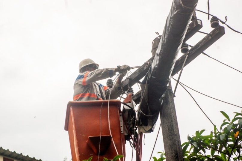 Técnicos da Enel trabalham na rede elétrica após os apagões que atingiram bairros de Búzios e Maria Joaquina durante a semana - Fotos Prensa de Babel