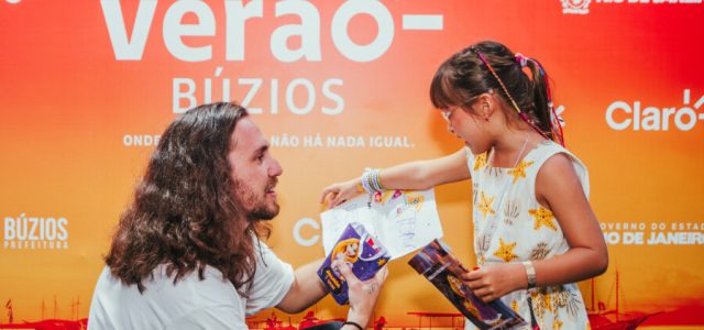 Vitor Kley recebe com carinho as lembrancinhas de aniversário de Jasmin, em um momento especial de conexão com seus fãs no Festival Claro Verão, em Búzios