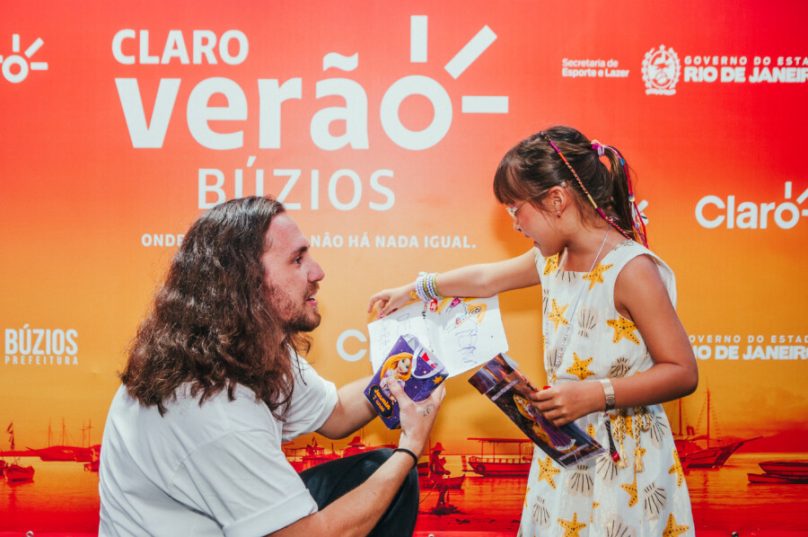 Vitor Kley recebe com carinho as lembrancinhas de aniversário de Jasmin, em um momento especial de conexão com seus fãs no Festival Claro Verão, em Búzios