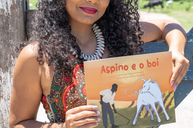 A narrativa acompanha Aspino, um lavrador quilombola cuja vida pacífica é ameaçada por um fazendeiro que tenta expropriar as terras quilombolas e usa um boi para intimidar a comunidade / Divulgação
