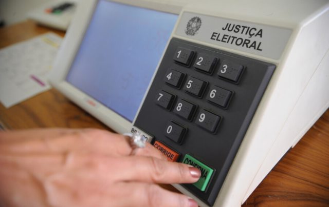 Crédito: Fabio Rodrigues Pozzebom/ABr Brasília - Justiça Eleitoral faz demonstrações das urnas eletrônicas que serão usadas nas eleições de 3 de outubro. Desta vez, o eleitor visualizará, além da foto do candidato, a de seus vices e suplentes, no caso de presidente, governador e senador