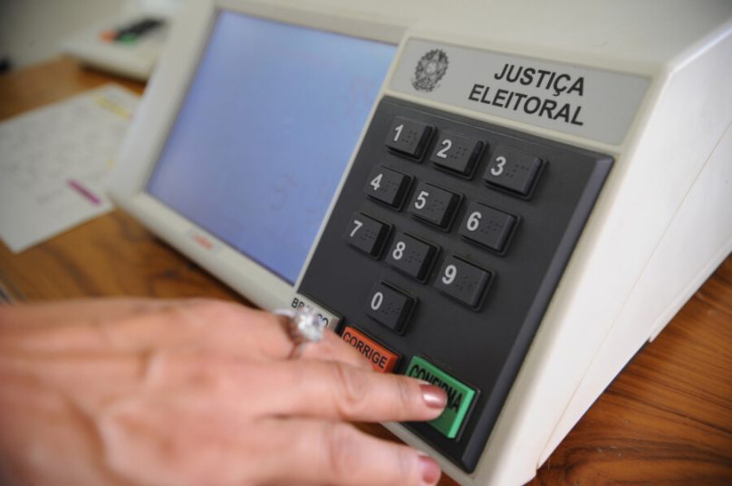 Crédito: Fabio Rodrigues Pozzebom/ABr

Brasília - Justiça Eleitoral faz demonstrações das urnas eletrônicas que serão usadas nas eleições de 3 de outubro. Desta vez, o eleitor visualizará, além da foto do candidato, a de seus vices e suplentes, no caso de presidente, governador e senador