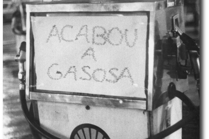Choque do Petróleo de 1979 - Acervo Estadão- Racionamento de combustível CRISE04 S12 ARQUIVO 02/10/1980 CRISE DO PETROLEO ECONOMIA OE -- Fila para abastecimento em posto de gasolina -- CRISE03 S12 ARQUIVO 03/07/1979 CRISE DO PETROLEO - ECONOMIA OE - FOTO:ANTONIO LUCIO/AE