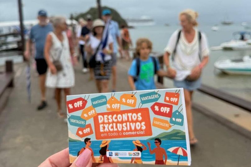 Cruzeiristas circulam pelo centro de Búzios durante dia de escala, alvo de ações da ACTB para qualificar a experiência e estimular o retorno ao destino