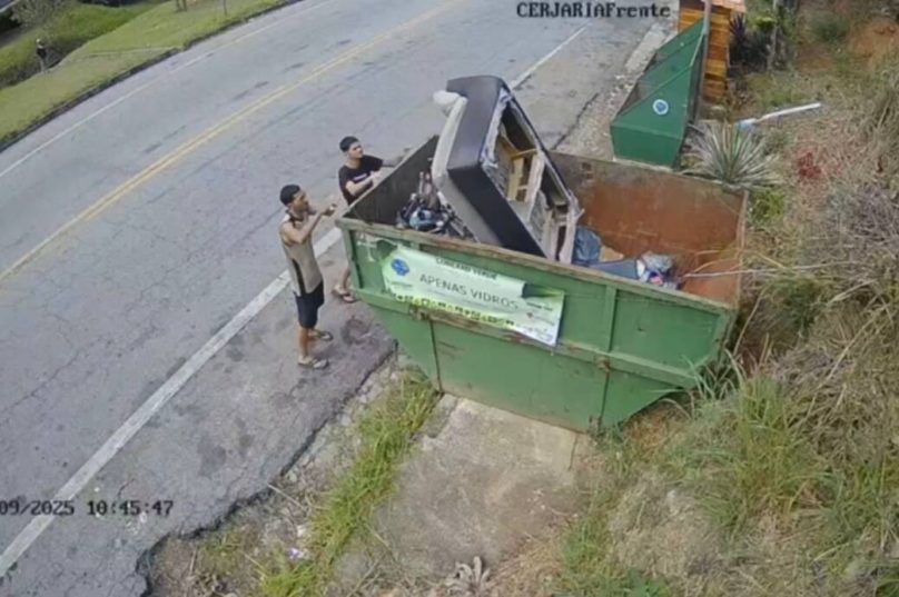 Câmeras flagram sofá em caçamba de vidro em Petrópolis; caso alerta para uso correto dos pontos de coleta seletiva / divulgação