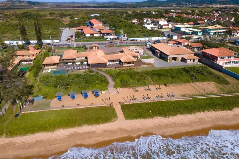 Beleza e funcionalidade em perfeita harmonia: a sede Praia Aretê, um marco da arquitetura de Octavio Raja Gabaglia, que integra elegância e paisagem de Búzios - Taunã Guarino Prensa de Babel