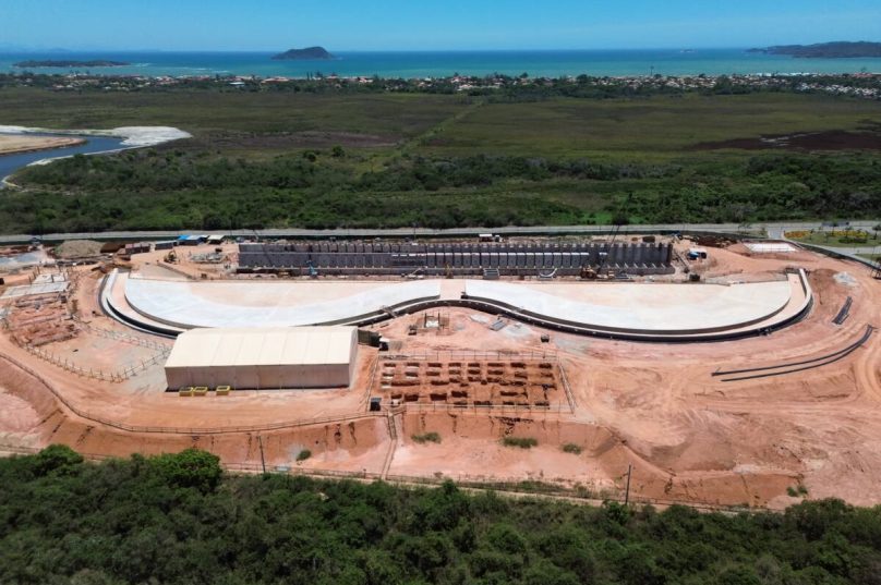 Obras em ritmo acelerado no Aretê: Búzios se prepara para receber a onda artificial mais extensa do Hemisfério Sul e consolidar seu lugar no circuito internacional do surfe - Prensa de Babel