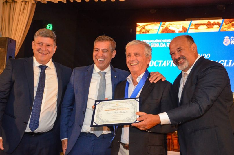 O arquiteto Octavio Raja Gabaglia ao lado do vereador Alfredo Gonçalves, do prefeito de Cabo Frio, Dr. Serginho, e do presidente da Câmara Municipal, Vagner Simão, durante a entrega da Medalha Mérito Legislativo Acyr Silva da Rocha - Divulgação