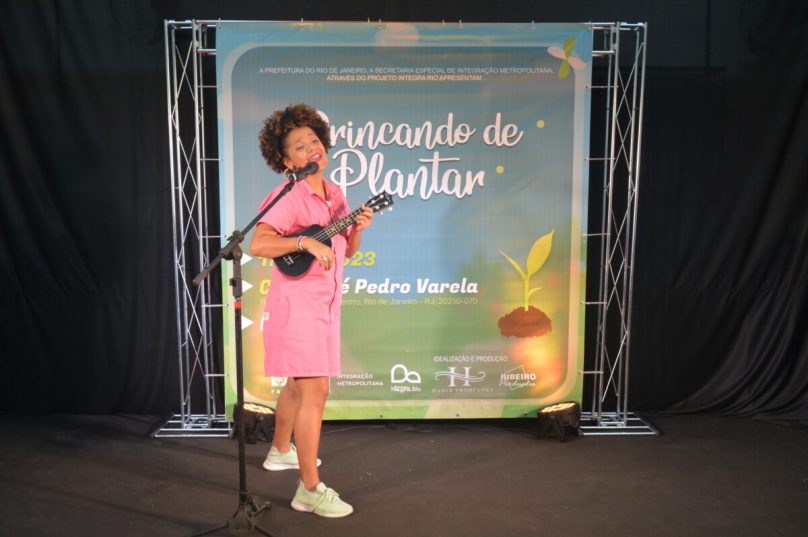 ''Brincando de plantar''_Carol Haber