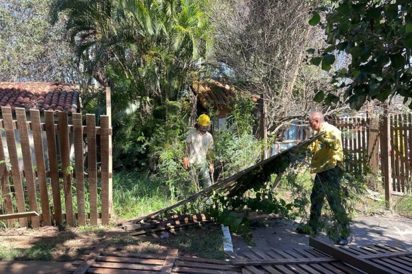 Servidores da Secretaria Municipal de Meio Ambiente realizam a retirada de cercas instaladas irregularmente em área pública durante operação de demolição em Búzios