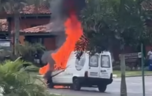 Carro em chamas Foto: Reprodução