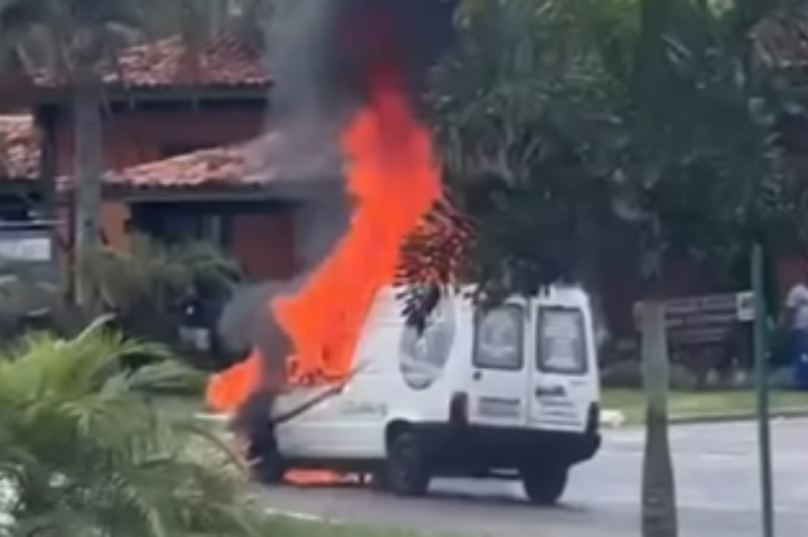 Carro em chamas Foto: Reprodução