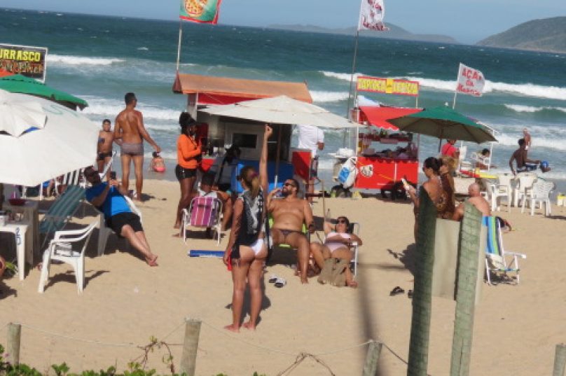 Desordem na Praia do Peró por falta de fiscalização / foto divulgação