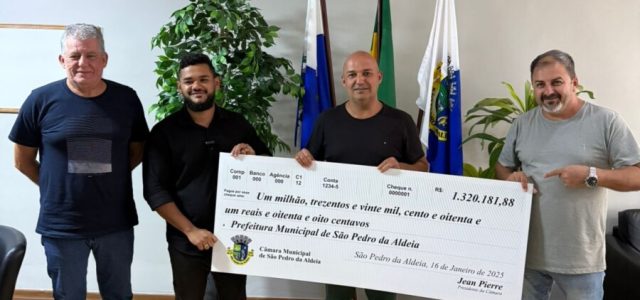 Prefeito Fábio do Pastel recebe cheque do legislativo / Divulgação