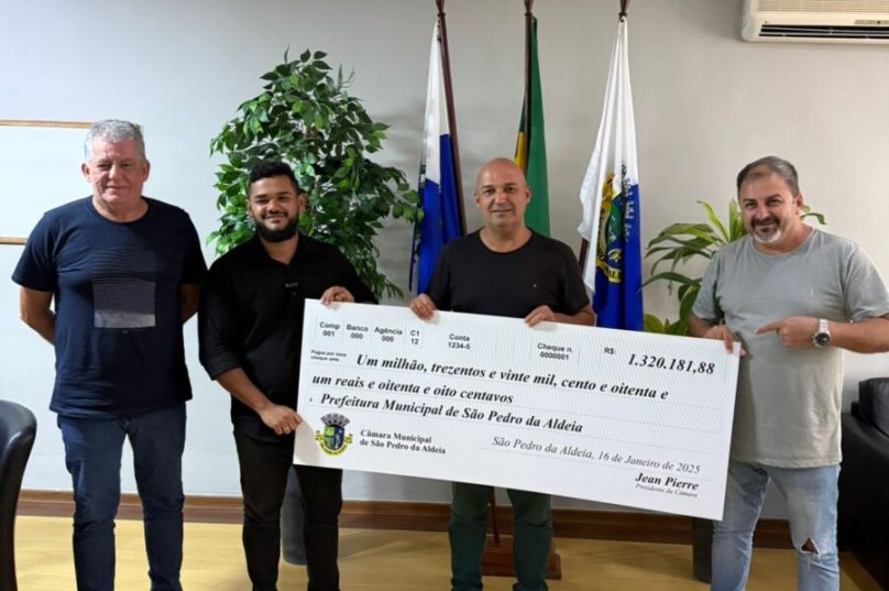 Prefeito Fábio do Pastel recebe cheque do legislativo / Divulgação